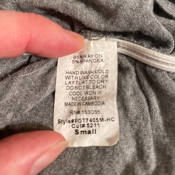 💋3/$10 Grey maternity top - Picture 7 of 7